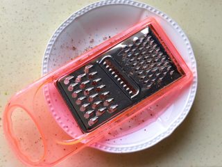 简单装饰草莓慕斯蛋糕,用工具磨成粉末