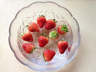 简单装饰草莓慕斯蛋糕,草莓清水里洗净，柄别去掉