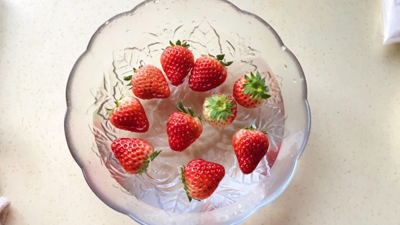 简单装饰草莓慕斯蛋糕,草莓清水里洗净，柄别去掉
