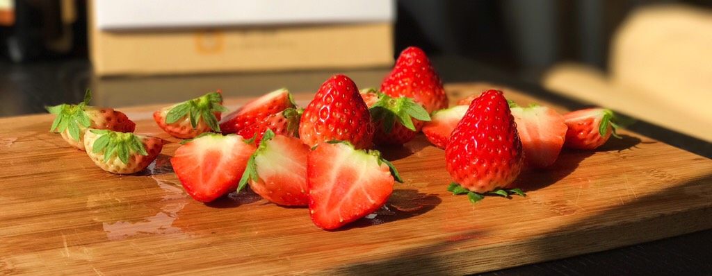 简单装饰草莓慕斯蛋糕,草莓对切开一部分