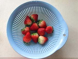 简单装饰草莓慕斯蛋糕,沥干水分