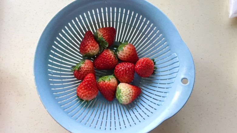 简单装饰草莓慕斯蛋糕,沥干水分