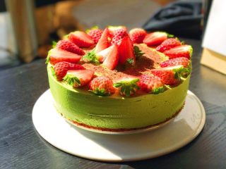 简单装饰草莓慕斯蛋糕,红绿相间，特别美艳绝伦