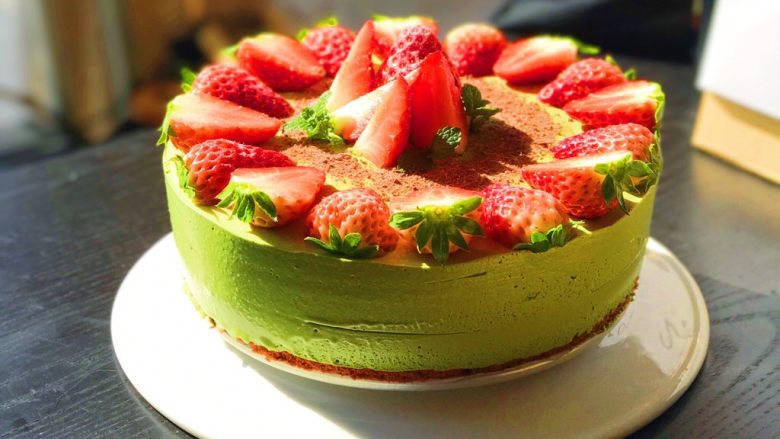 简单装饰草莓慕斯蛋糕,红绿相间，特别美艳绝伦