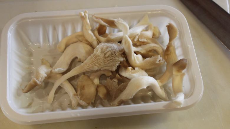 鲑鱼干凤尾菇炒春菊梗,秀珍菇撕成较小片备用。