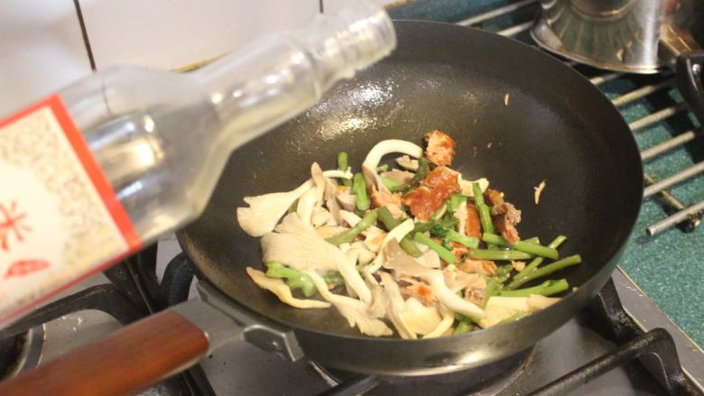 鲑鱼干凤尾菇炒春菊梗,加点米酒，拌煮一下，煮去酒气。