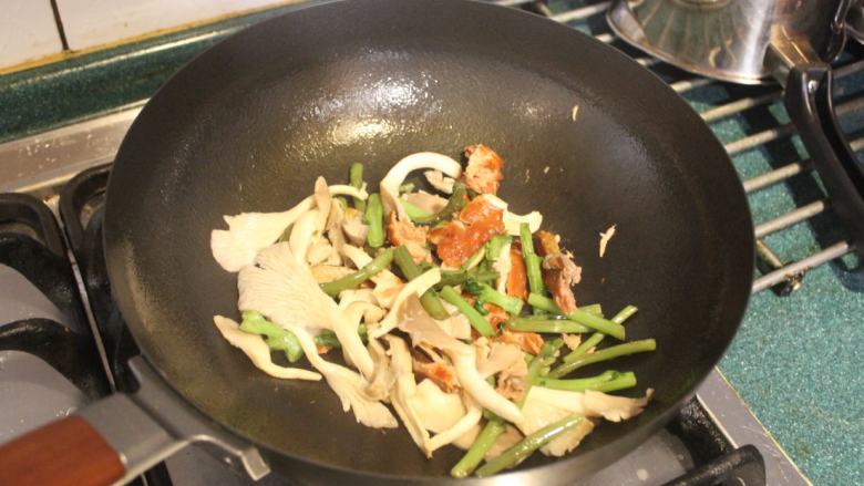 鲑鱼干凤尾菇炒春菊梗,快速拌勻後，即可盛盤起锅。