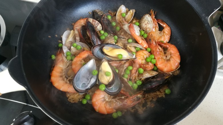 简易版西班牙海鲜饭,最后放入青豆，不用加盐哦，因为海鲜里有盐分​​​