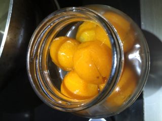 简单金桔柠檬蜜,装入无水无油的瓶子中。