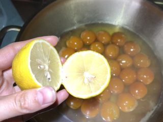 简单金桔柠檬蜜,挤入柠檬汁，再熬煮一会就可以关火了。