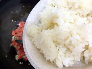 剩米饭and剩馒头也有春天🌿（蒜香火腿肠馒丁炒饭）,入米饭