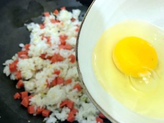 剩米饭and剩馒头也有春天🌿（蒜香火腿肠馒丁炒饭）,加入没有打散的那个鸡蛋