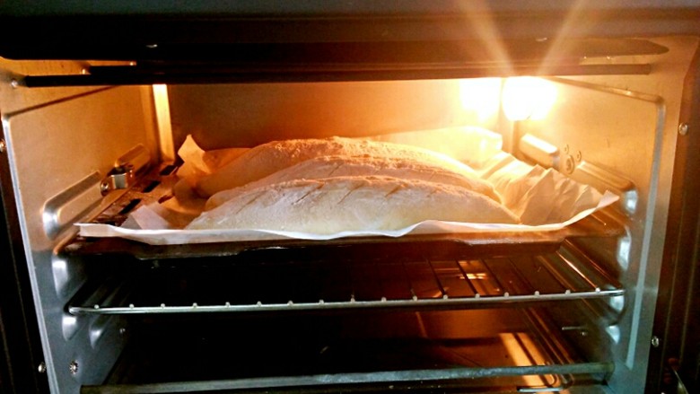 全麦果仁面包,烤箱200度，中层上下火烤15分钟左右