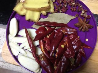 花生炖猪蹄,大蒜姜切片，干海椒剪成两半，