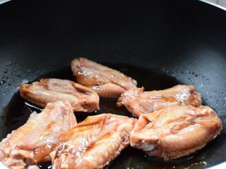 豉油鸡翅,把鸡翅两面均匀的沾裹上酱汁