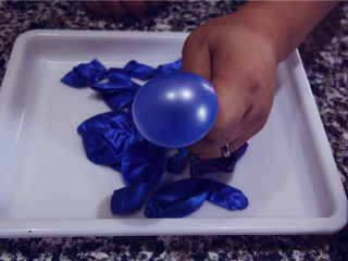 吉丁水晶球—可以吃的水晶球,接下来将气球吹鼓，然后用手将气体聚集到一处，让气球鼓起来皮球表面绷紧。