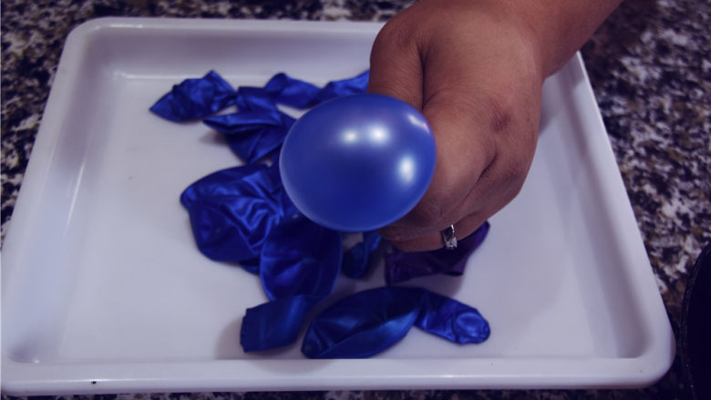 吉丁水晶球—可以吃的水晶球,接下来将气球吹鼓，然后用手将气体聚集到一处，让气球鼓起来皮球表面绷紧。