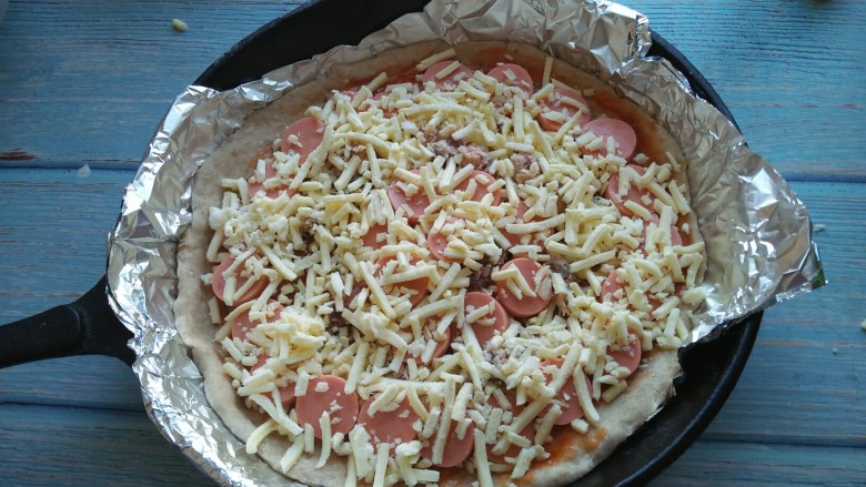 金枪鱼火腿披萨,再撒一层马苏里拉和披萨草