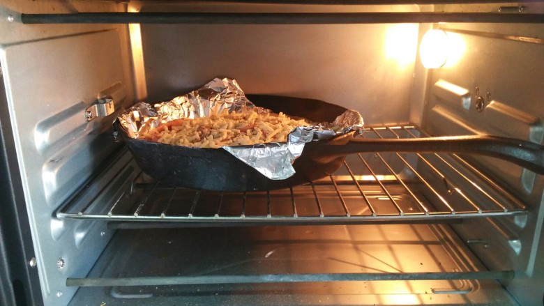 金枪鱼火腿披萨,烤箱200度，中层上下火烤20分钟左右