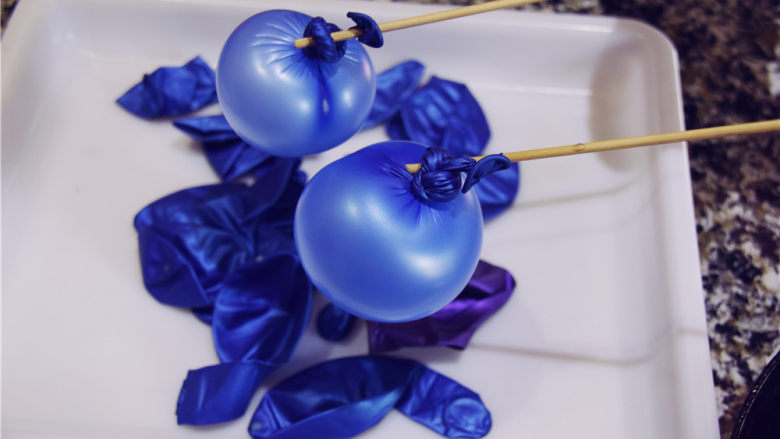 吉丁水晶球—可以吃的水晶球,将气球系紧，然后穿到竹签子上，小心不要让竹签子将气球戳破了。