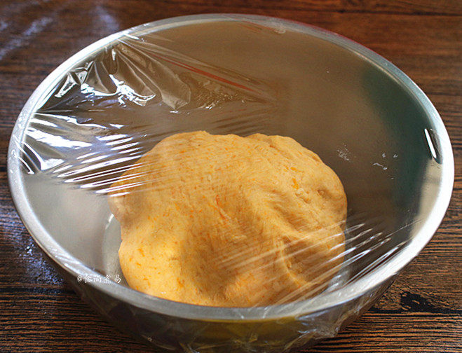 南瓜腊味糯米卷,揉好的面团放入盆中，遮上保鲜膜，放在温暖处发酵