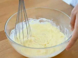 网格蛋卷,加入纯牛奶，筛入低筋面粉，搅拌均匀至细腻无颗粒状。