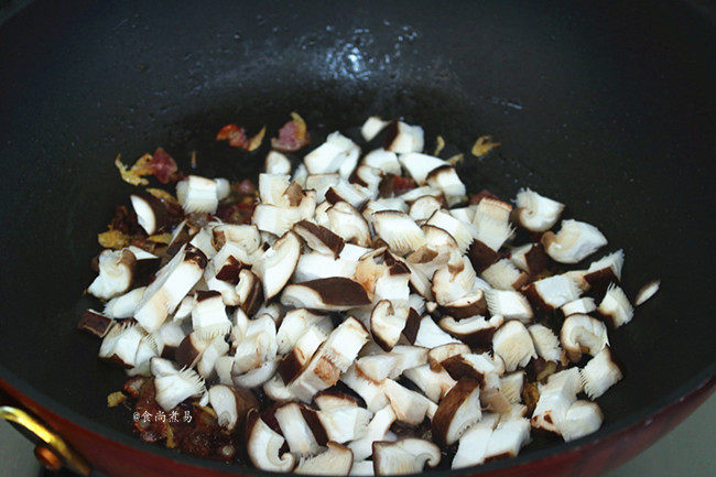 南瓜腊味糯米卷,倒入香菇粒炒熟