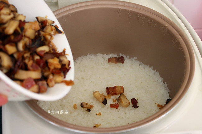 南瓜腊味糯米卷,将炒好的食材倒入煲好的糯米饭里，搅拌均匀