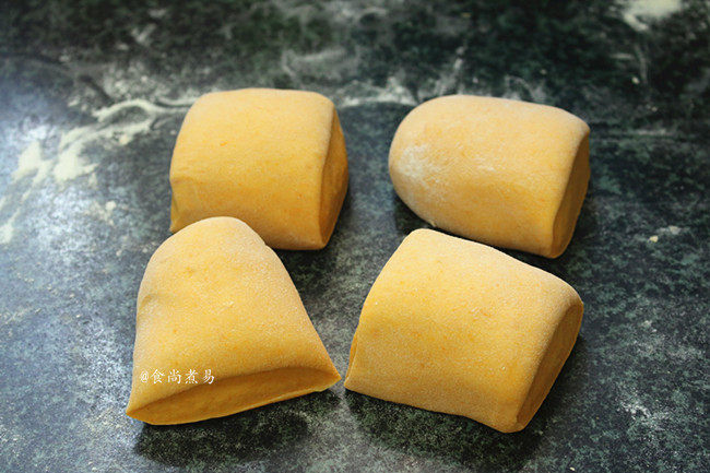 南瓜腊味糯米卷,面团发酵至2倍大，取出揉匀排气，分割成四个小面团