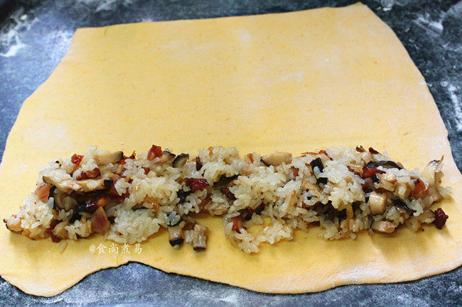 南瓜腊味糯米卷,将小面团擀薄，倒入拌匀的糯米饭