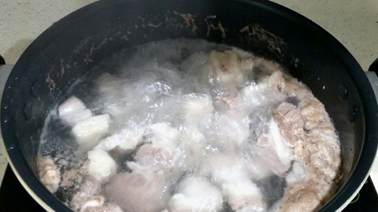 西红柿炖牛腩,冷水入锅煮沸1分钟