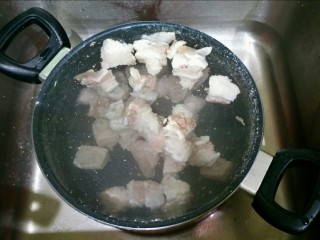 西红柿炖牛腩,煮好的肉倒掉水，再用冷水泡上2分钟。