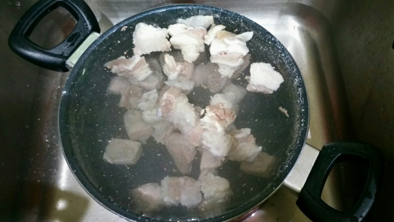 西红柿炖牛腩,煮好的肉倒掉水，再用冷水泡上2分钟。