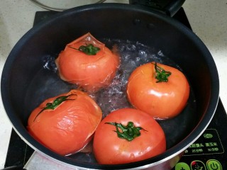 西红柿炖牛腩,西红柿如开水稍微烫一下，去皮，切块。