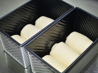 吐司面包,依次放入吐司盒中在温暖湿润处最后发酵