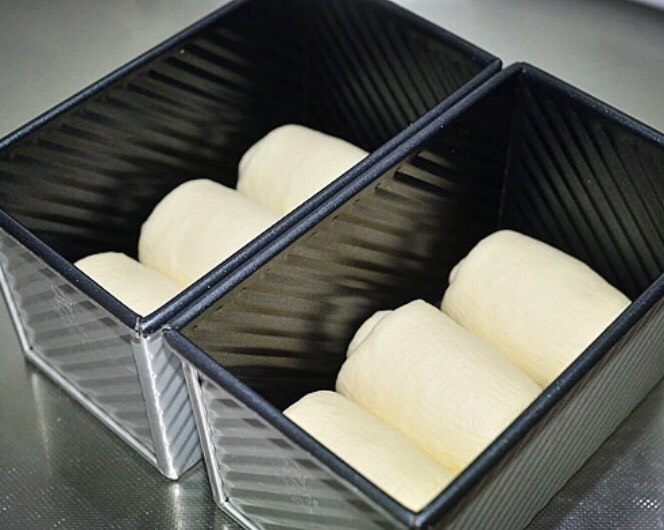 吐司面包,依次放入吐司盒中在温暖湿润处最后发酵
