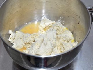 吐司面包,中种材料混合揉成团，发酵至原体积的3倍大后撕成小块，
与主面团中除黄油外的其他材料一起放入厨师机的搅拌桶中