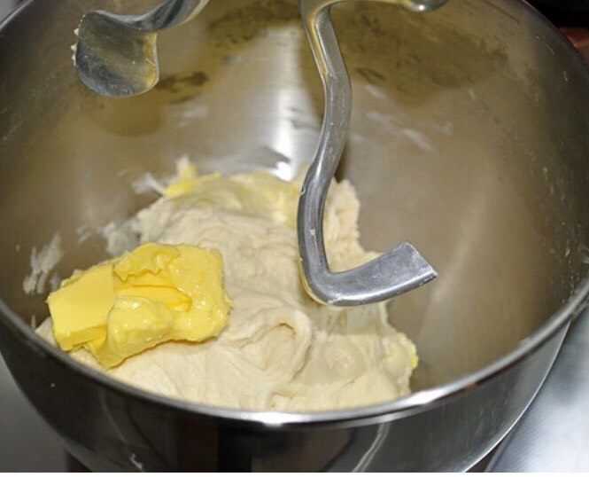 吐司面包,揉至面团光滑，加入软化的黄油继续揉