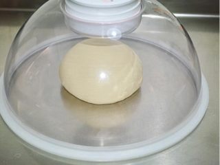 吐司面包,密封在室温下发酵30分钟
