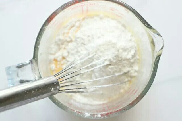 可可蛋糕卷,筛入低粉搅拌。