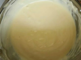 可可蛋糕卷,取三分之一拌入蛋黄糊，在把拌匀得蛋黄糊倒回蛋清中，用翻拌手法再次拌匀。