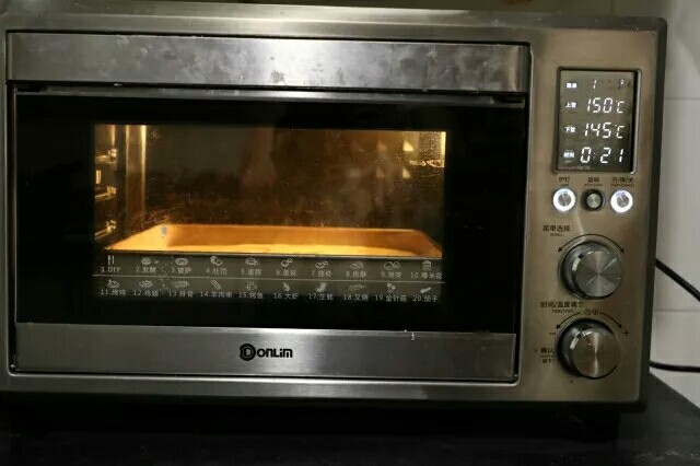 可可蛋糕卷,烤箱预热上火150度，下火145度，时间25分钟，预热3分钟，放入中下层烘烤22分钟即可。