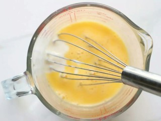 可可蛋糕卷,蛋黄加入玉米油，牛奶，搅打稍稍浓稠状态后加入酸奶，继续搅拌均匀。