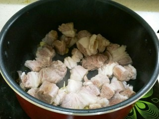 西红柿炖牛腩,下入牛肉煸炒2分钟。把部分牛肉煸出来，会很香的。