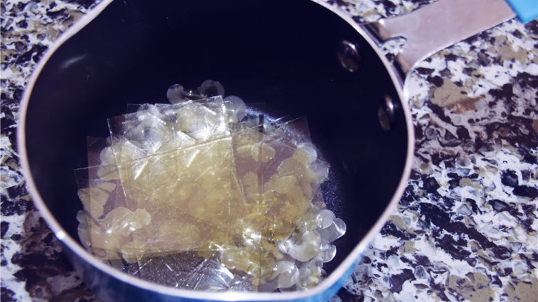 吉丁水晶球—可以吃的水晶球,将吉利丁品剪成小片放在锅子内，这里还有一些圆形的吉利丁片是在制作后收集回来的，可以再次利用。