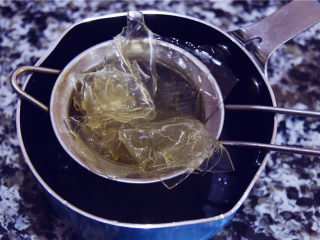 吉丁水晶球—可以吃的水晶球,将吉利丁片用滤网滤出水分。