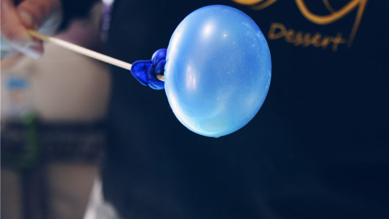 吉丁水晶球—可以吃的水晶球,将浸入吉利丁液的气球取出，然后尽量将多余的吉利丁液滴入量杯，在气球上形成薄薄的一层即可。