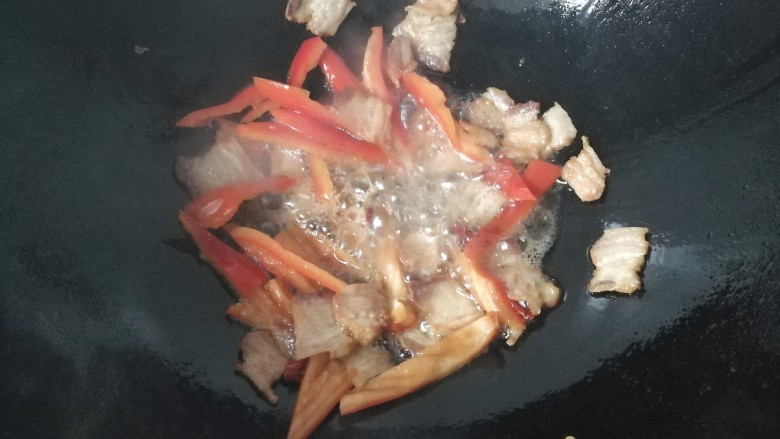 腊肉干锅鸡腿菇,接着下入红椒段翻炒几下；