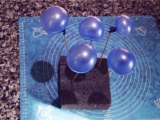 吉丁水晶球—可以吃的水晶球,这是做好的模具，然后把它们插在珍珠泡棉上。一般情况你需要几个，一定要多做出来一些，因为气球很有可能中间出现泄气的情况，这样制作的水晶球就不能使用了。
