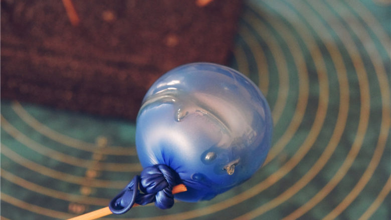 吉丁水晶球—可以吃的水晶球,12-14步以此重复8-10次，保证气球上形成一个吉利丁壳。然后等待，常温晾制至少10小时以上。北方有暖气要快一些，南方湿度大会略慢，以气球表面的吉利丁壳完全干燥为标准。